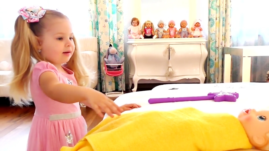 دیانا و اسباب بازی ها - دیانا پرستار بچه عروسک می شود !